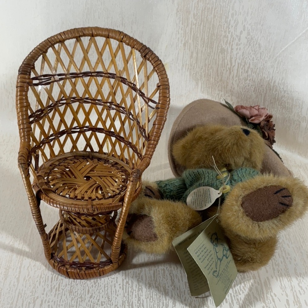 Boyd’s Bear Mrs Trumbull w/ Wicker Chair - Picture 12 of 13